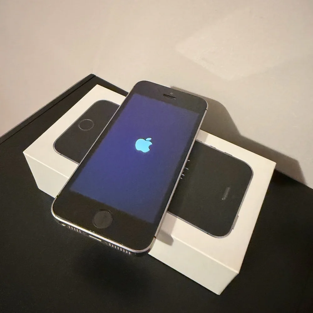 Apple iPhone SE Black and Silver